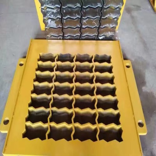 Interlocking block mould