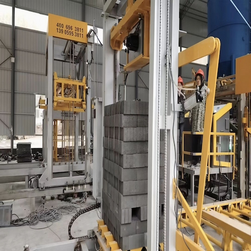 it can successfully pack goods of varying widths transported side-by-side